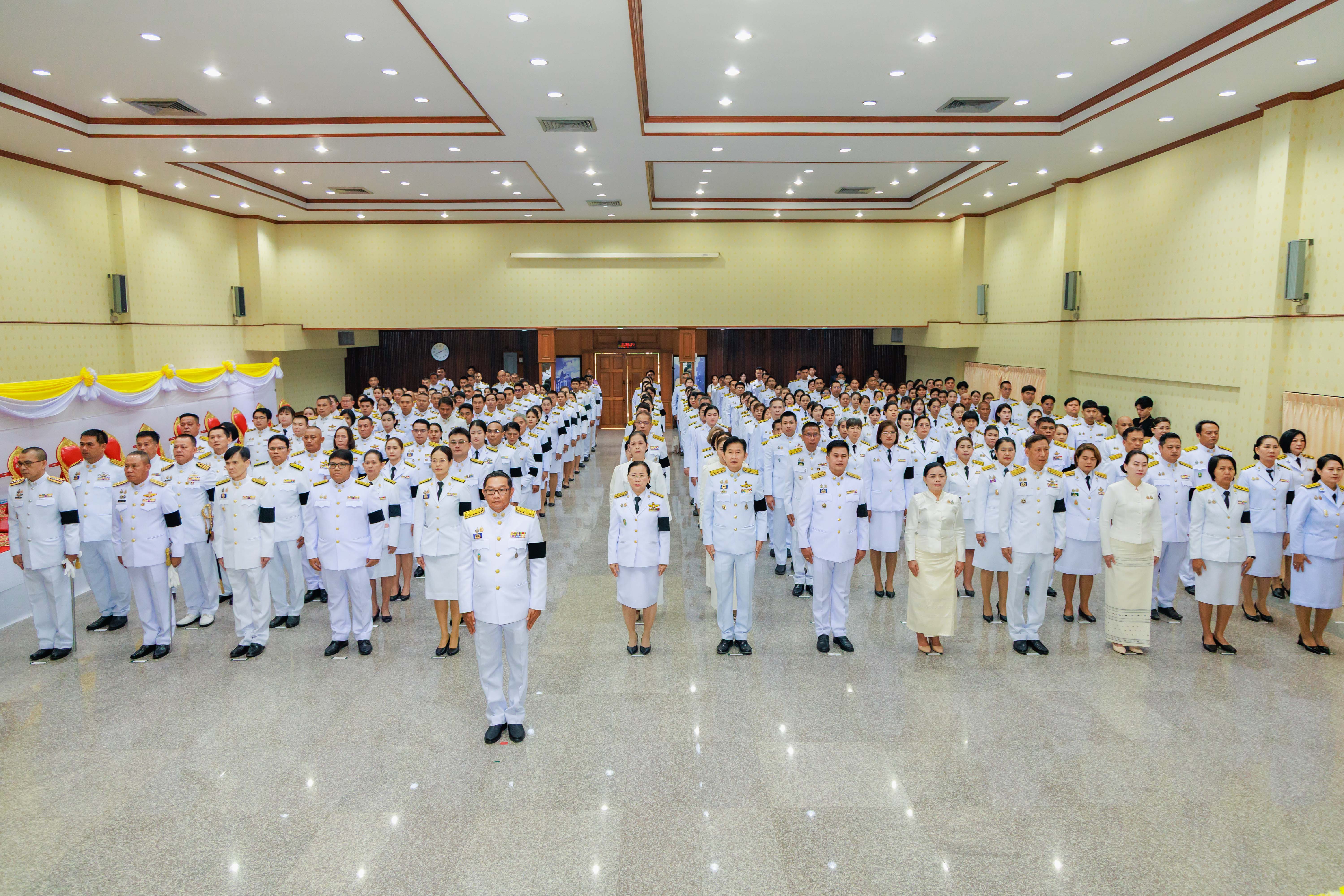 title - ปฏิรูปที่ดินจังหวัดเพชรบุรี มอบหมายให้ เจ้าหน้าที่ ส.ป.ก.เพชรบุรี ร่วมพิธีเจริญพระพุทธมนต์ พิธีทำบุญตักบาตร พิธีวางพานพุ่มดอกไม้และถวายราชสดุดี